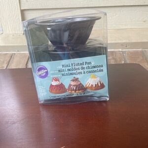 Wilton Black Mini Fluted Pan Set (3-Pack)